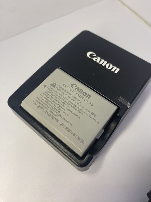 Зарадний пристрій Canon акумулятор Canon Battery Pack LP-E5