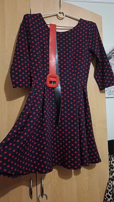 Гарна сукня в червоний горошок