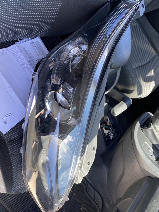 Farol direito KIA CEED III