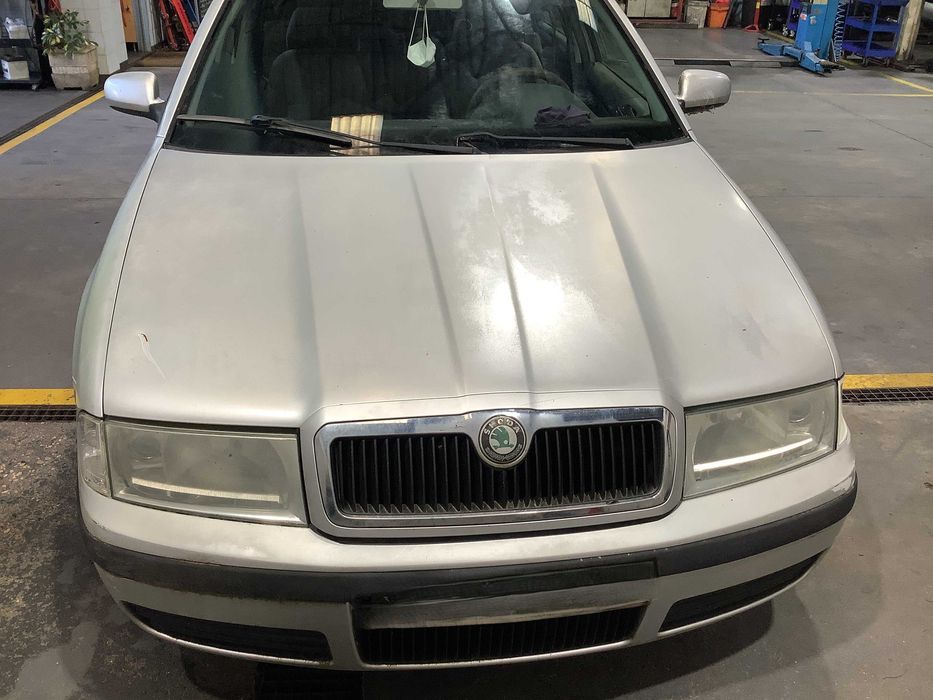 Skoda Octavia Combi 1.6i - 2002 - Para peças