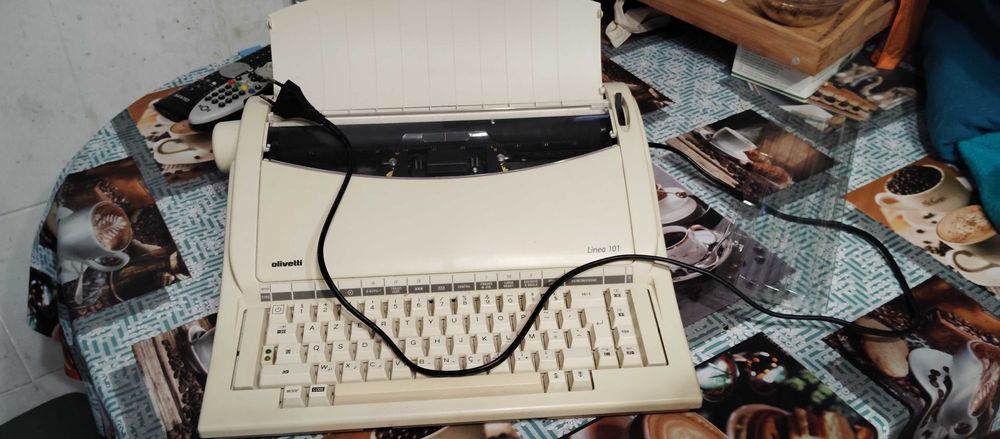 Máquina de escrever elétrica Olivetti