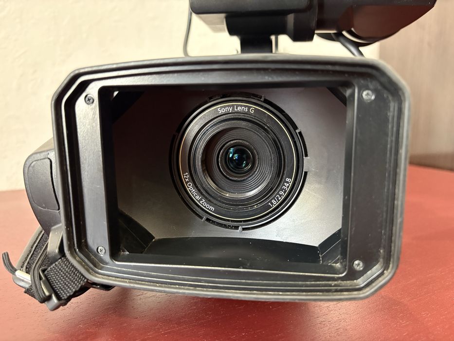 Профессиональная видеокамера Sony HXR-MC1500P