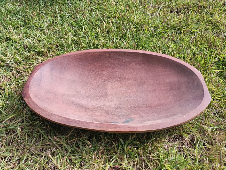 Travessa/fruteira oval cavada em madeira maciça de mogno, medidas: 46/29cm
Trabalho artesanal.
