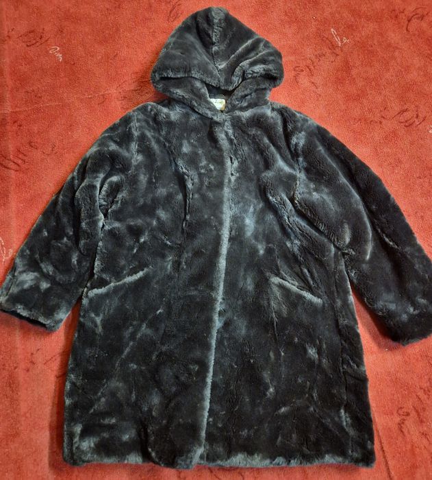 Płaszczyk z kapturkiem że sztucznego futerka