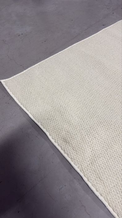 Tapete grande em tom cru/creme – novo 4 x 3 mm