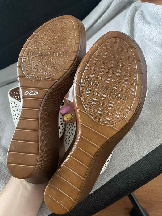 Buty na koturnie 40 białe włoskie nowe 26cm