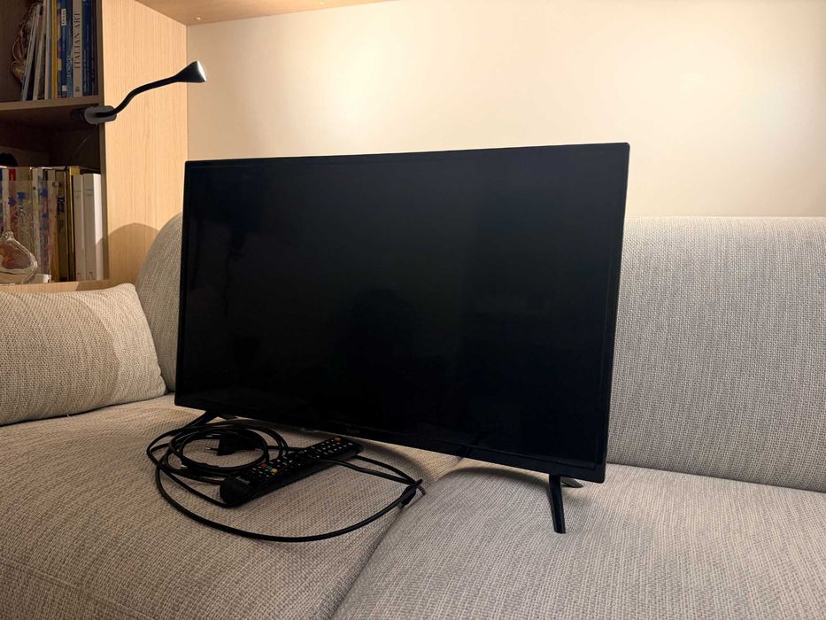 TV LED 32" Kunft com comando e cabos e 2 pés de suporte incluídos. Como nova.