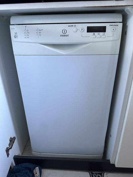 Посудомийна машина Indesit dsg573