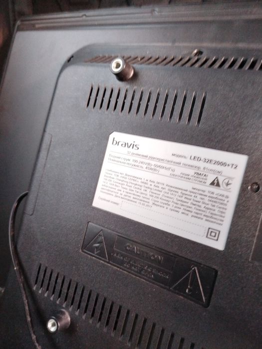 Продам телевізор бравіс +т2 вбудованим є