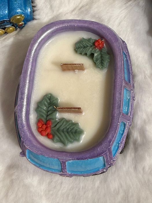 Świeca dekoracyjna w gipsowym autobusie z choinką