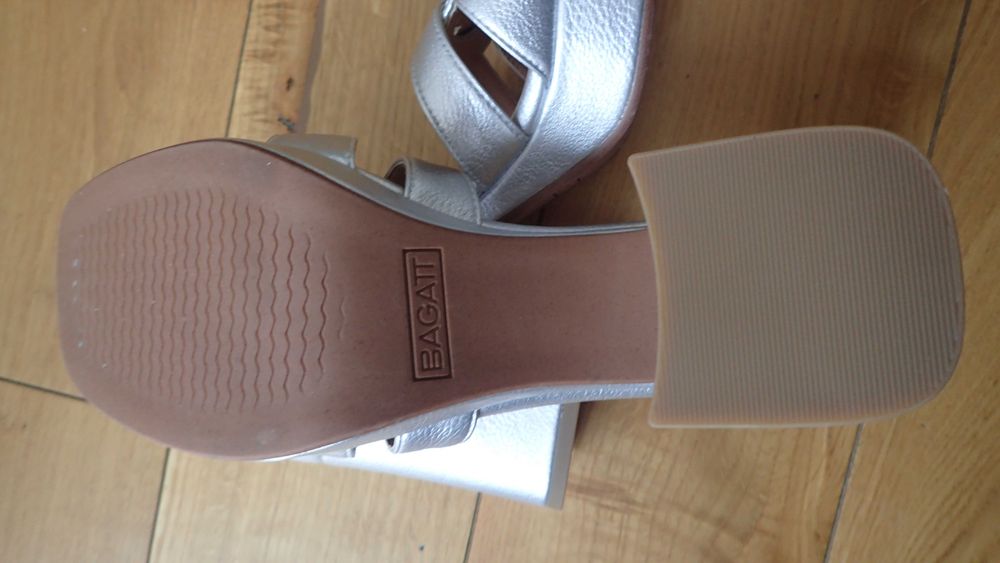 Buty damskie nowe na szerokim obcasie BAGATT srebrne rozm. 39