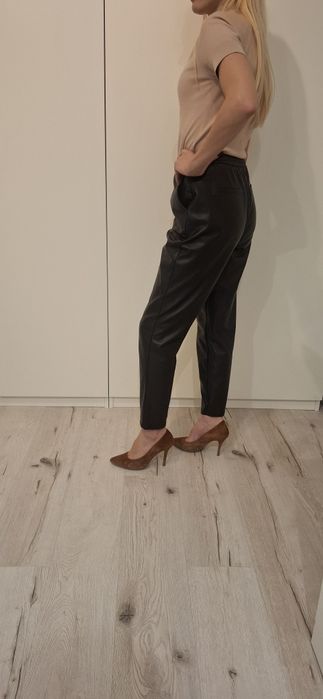 Czarne spodnie ze skóry Mohito