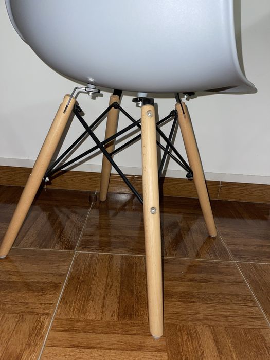 Cadeira plástico com pés em madeira