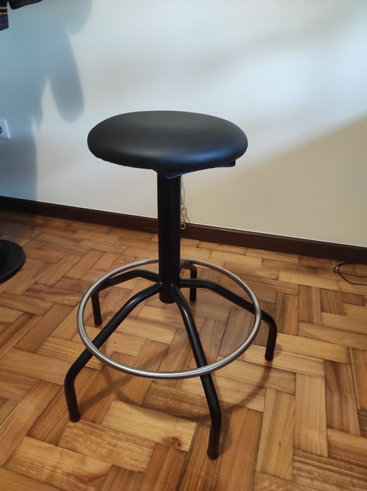 Suporte de contrabaixo e banco para tocar contrabaixo. Como novo