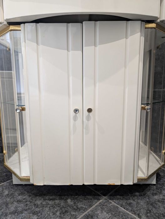 Lavatório de cerâmica embutido em móvel de mármore com gavetas