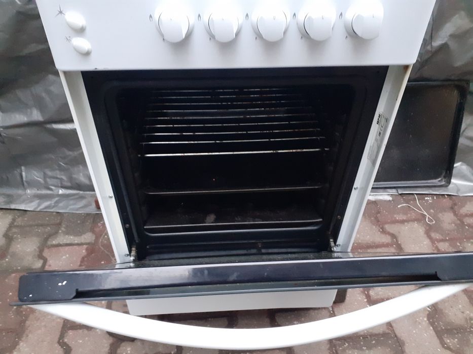 Sprzedam białą kuchenkę gazową MPM.