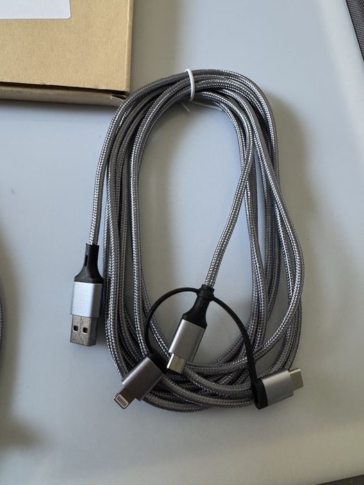 wielofunkcyjny, pleciony kabel zasilający typu 3 w 1 (USB-A do USB-C, Micro-USB oraz Lightning) o długości 3 metrów