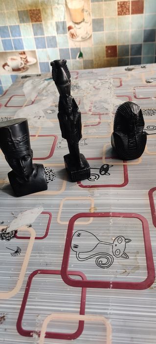 Египетские картины и статуэтки привезены из Египта.