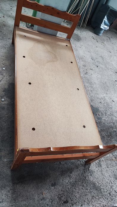 Cama solteiro em pinho (sem colchão)