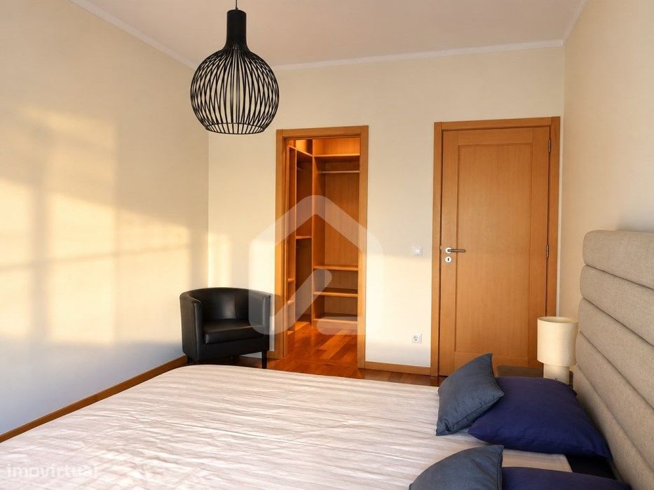 Apartamento T2 - Mobilado com 2 Lugares de Garagem