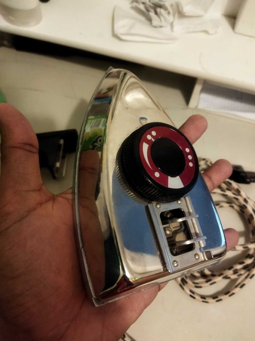 Portable electric iron box