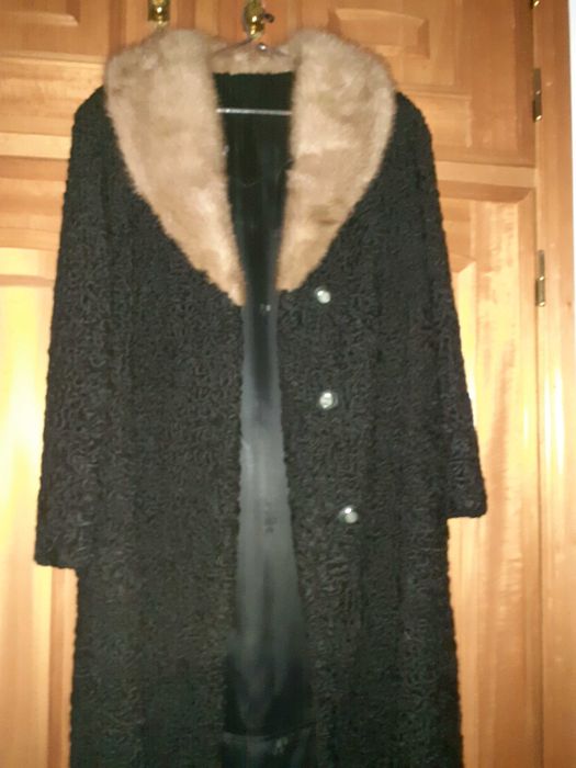Casaco comprido de senhora em Astrakan