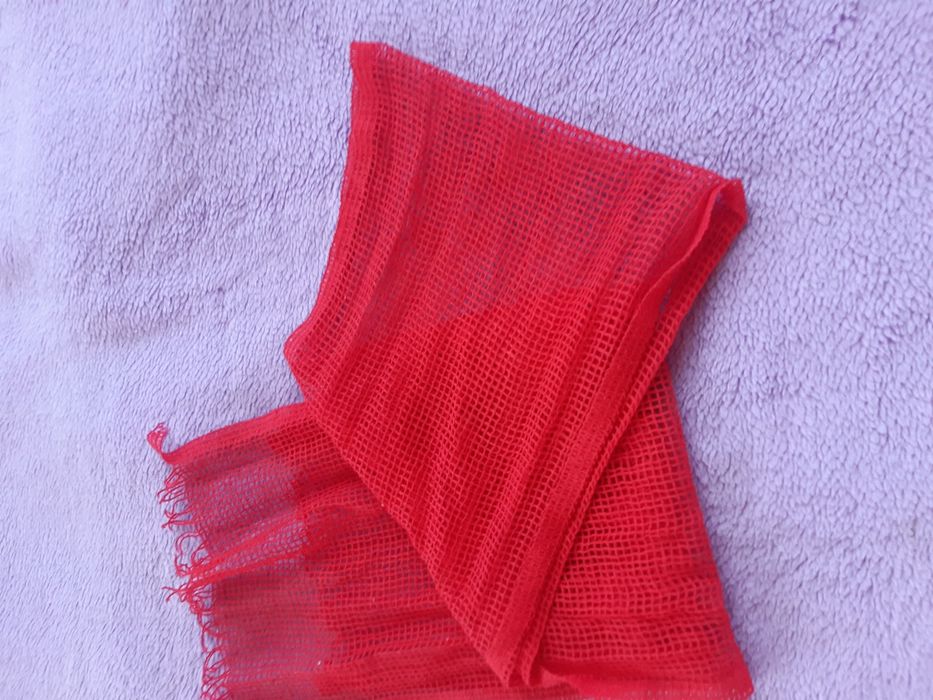 Szalik czerwony, ażurowy