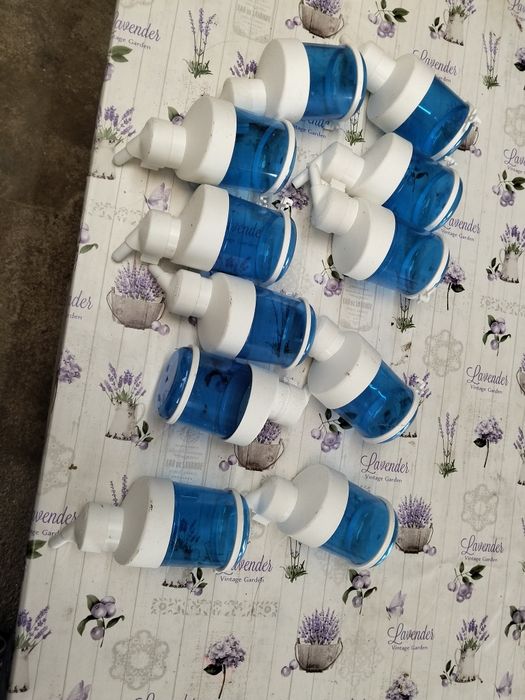 Comedouros automáticos e material para aves