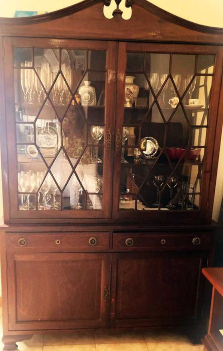 Cristaleira, louceiro elegante