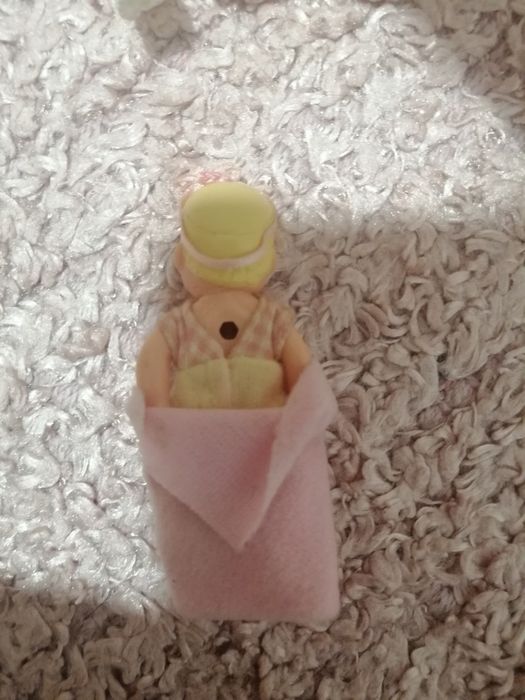 Barbie com bebé e berço