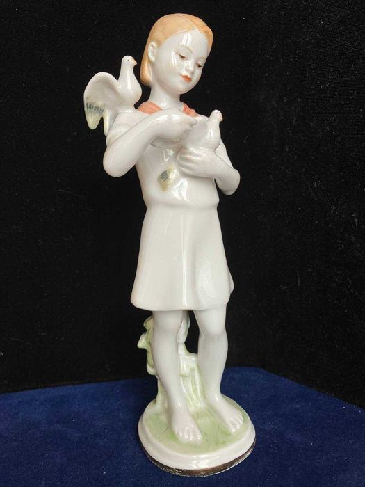 Фарфоровые ст-ки СССР из серии "пионерия"  и др.