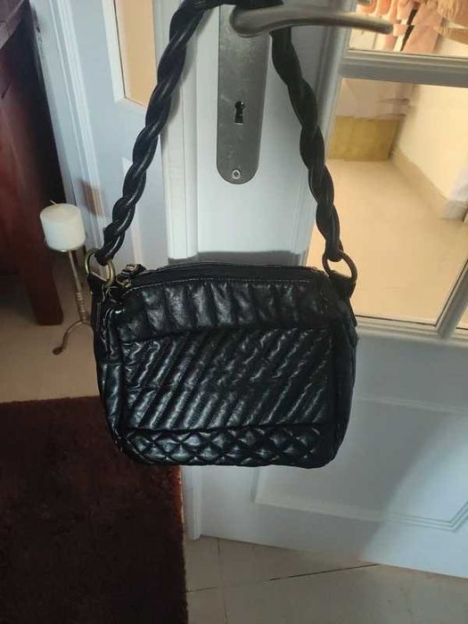 Mala preta para senhora com alça entraçada