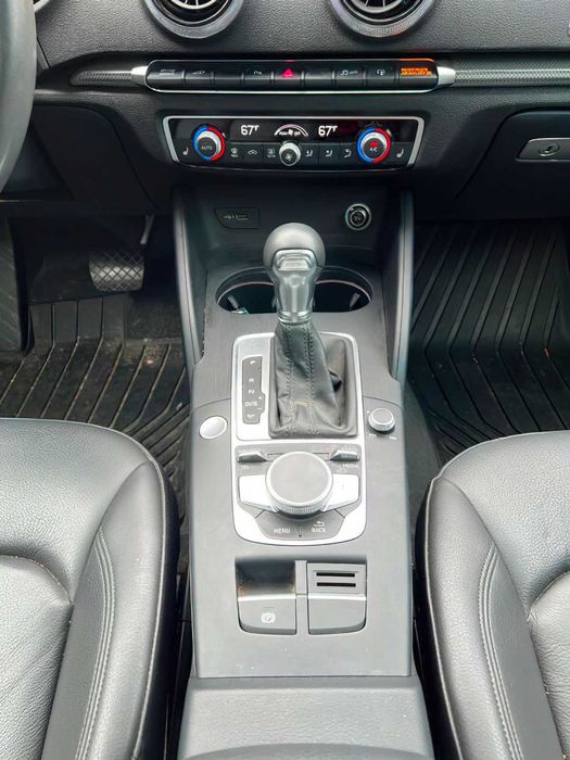 Audi A3 e-tron      2017