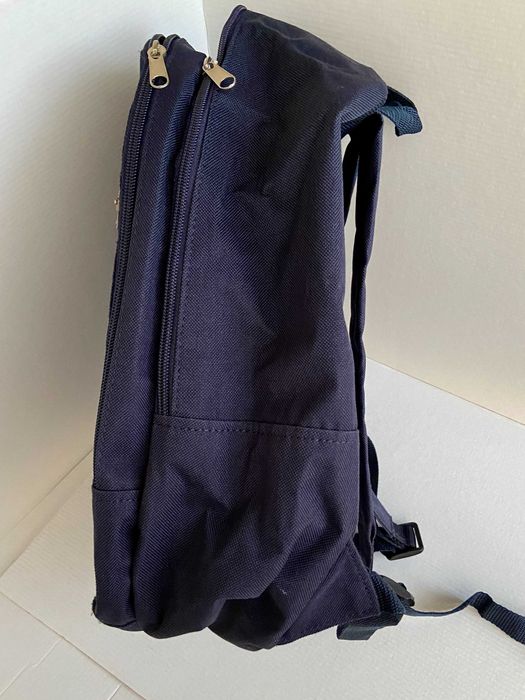 Mochila azul escura pequena