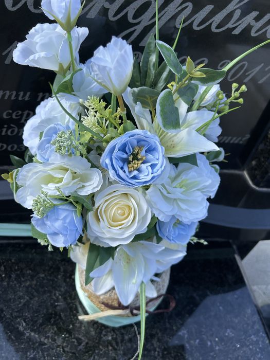 Композиція з штучних квітів / квіти на кладовище