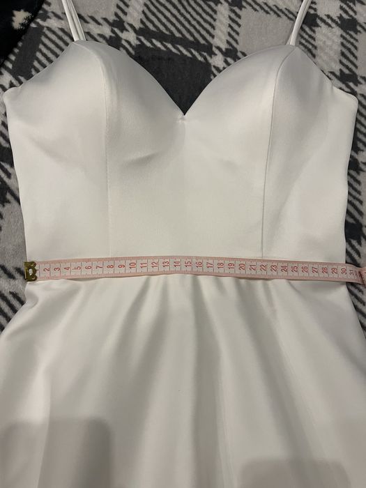 Біла вечірня сукня