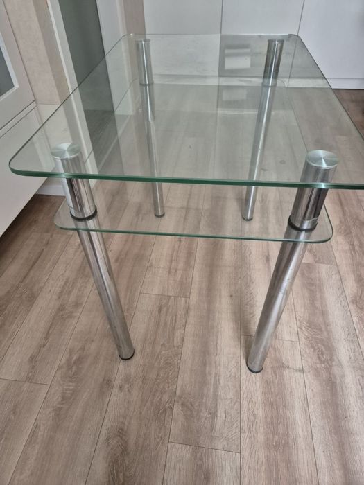 стеклянный обеденный  столик с хромированными ножками