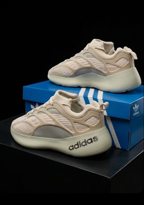 Жіночі кросівки Adidas Yezzy Boost 700 V3/бежеві жіночі кросівки адідас