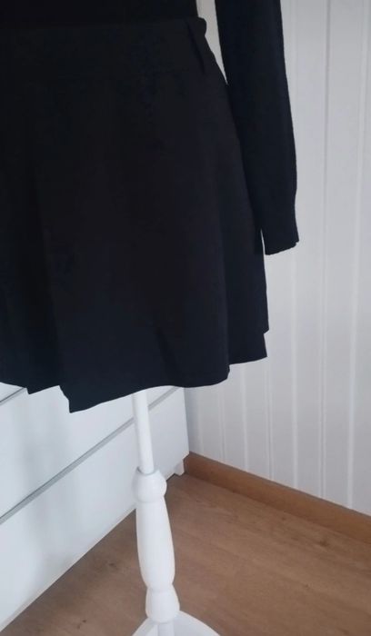 Colete pelo e mini saia preta