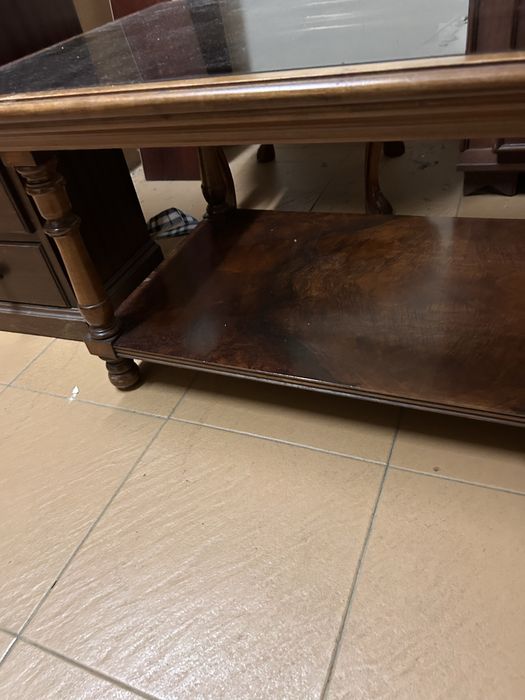 Mesa de sala com tampo de vidro