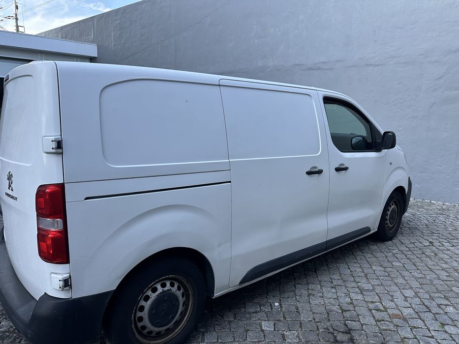 Alugo Carrinha Peugeot Expert ao dia.