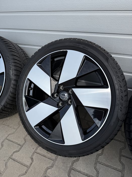 Koła zimowe 20” Volvo XC40 235/45/20-255/40/20 Pirelli 2022R