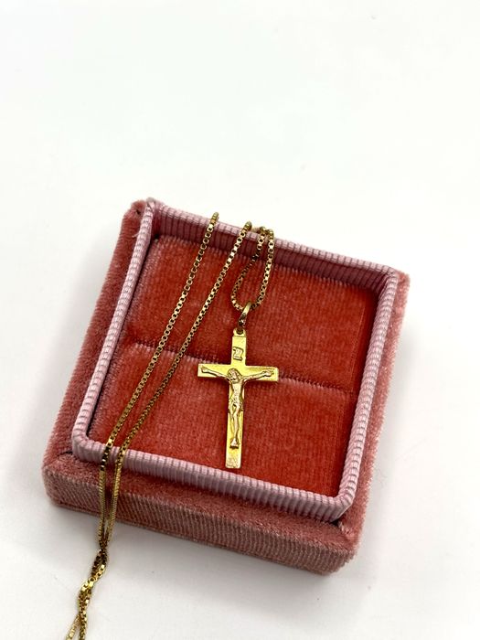 Złoty krzyżyk z łańcuszkiem