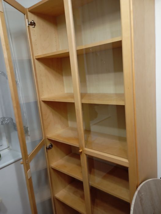 Witryna ze szklanymi drzwiami.