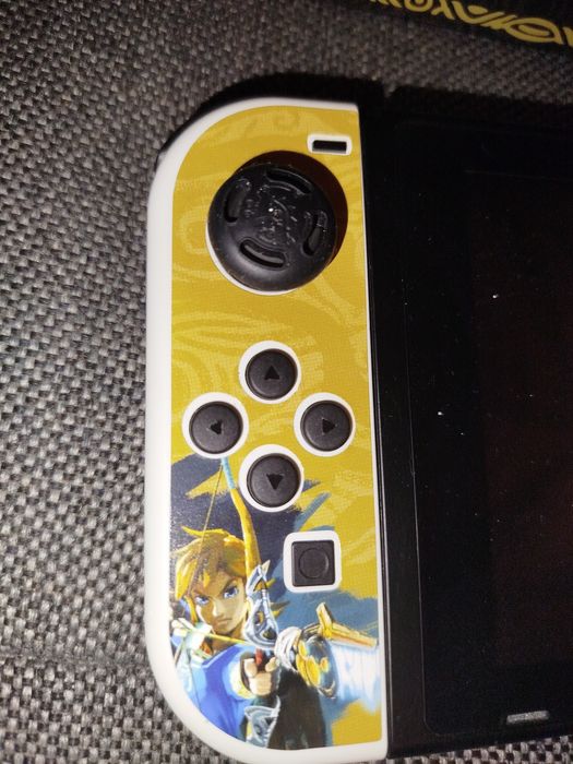 Konsola Nintendo Switch v2 z motywem Zelda.