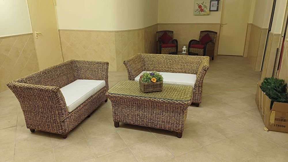 Conjunto sofás em verga e mesa