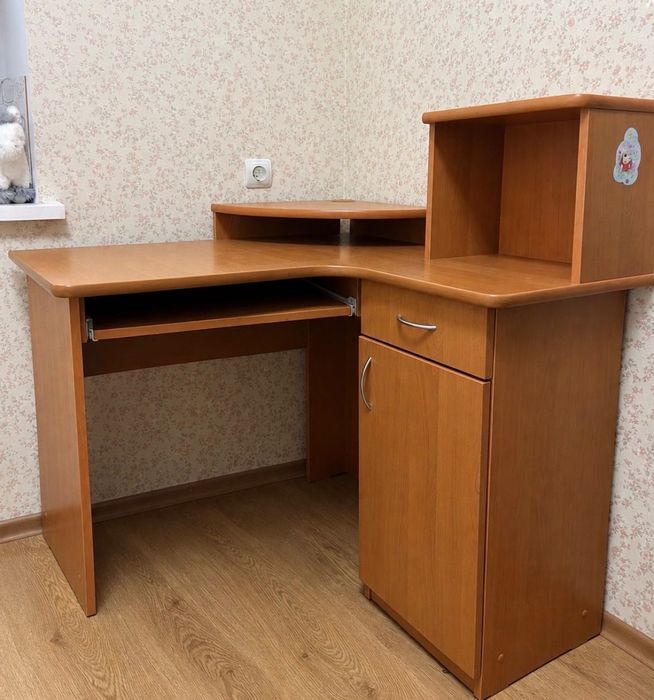 Компʼютерний стіл