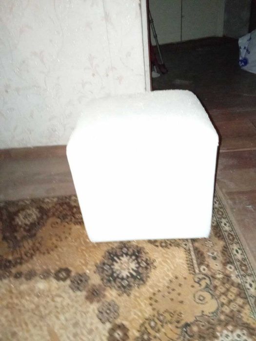 Продам кресло и 2 пуфа