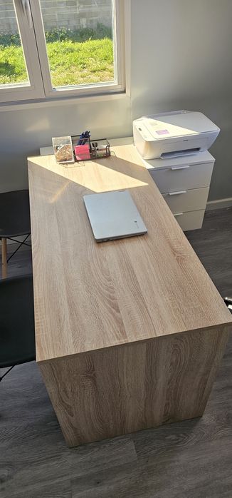 Secretária e duas cadeiras