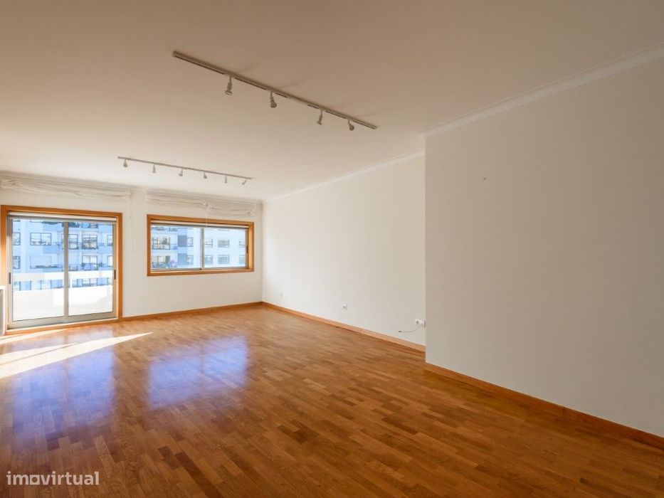 Apartamento T2+1, com garagem, Pinheiro Manso, Porto